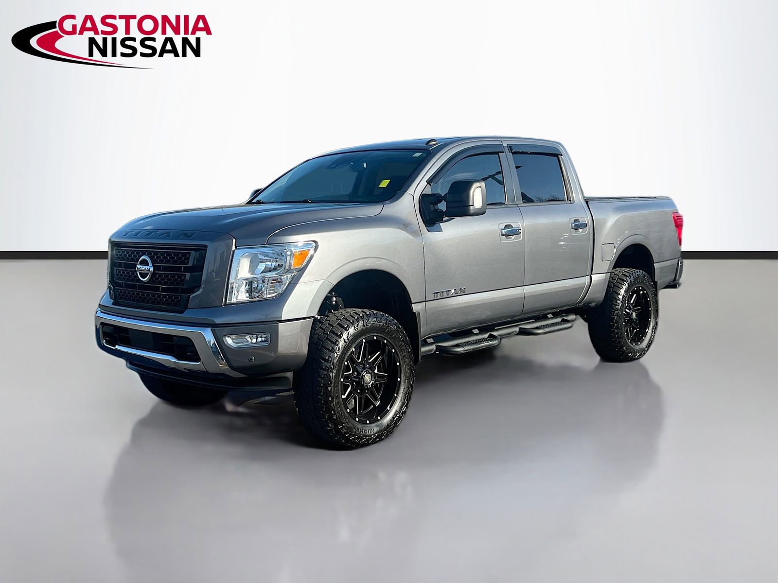Used 2021 Nissan Titan SV w/ SV Convenience Package image 3