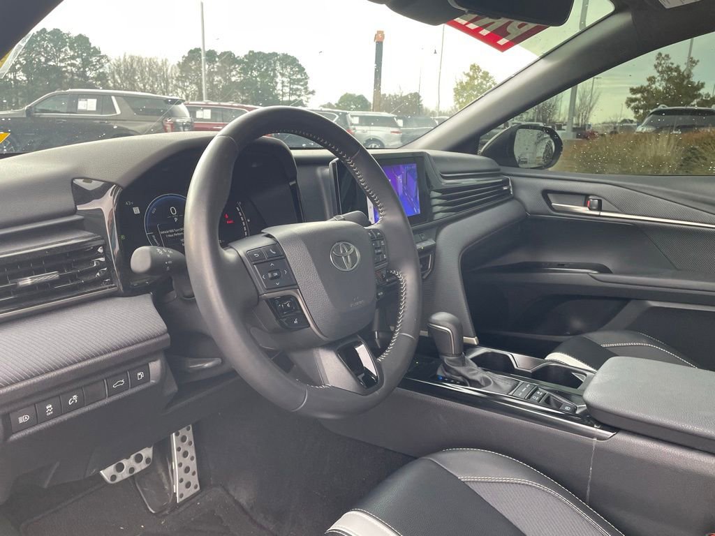 Used 2025 Toyota Camry SE w/ Convenience Package image 9