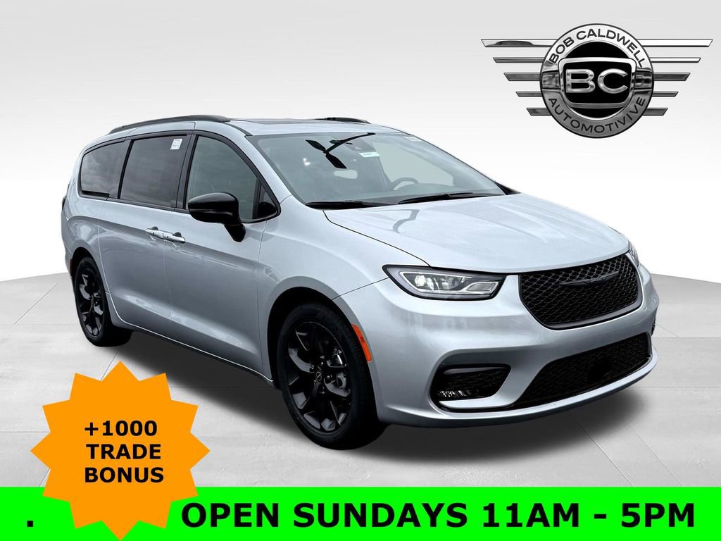 New 2026 Chrysler Pacifica Limited w/ Uconnect Theater Family Group
