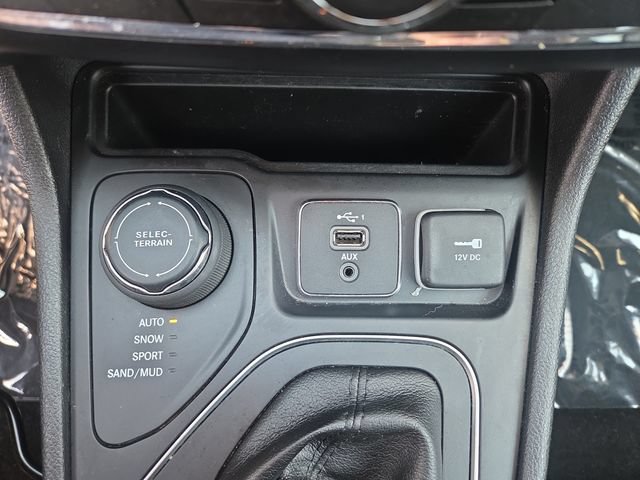 Used 2019 Jeep Cherokee Latitude w/ Cold Weather Group AWD/4WD image 26