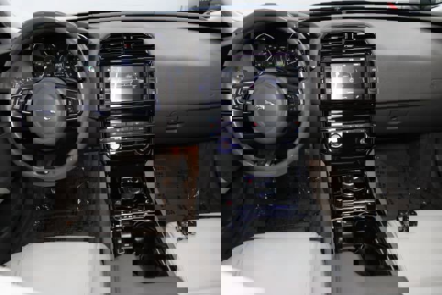 Used 2017 Jaguar XE Premium image 2