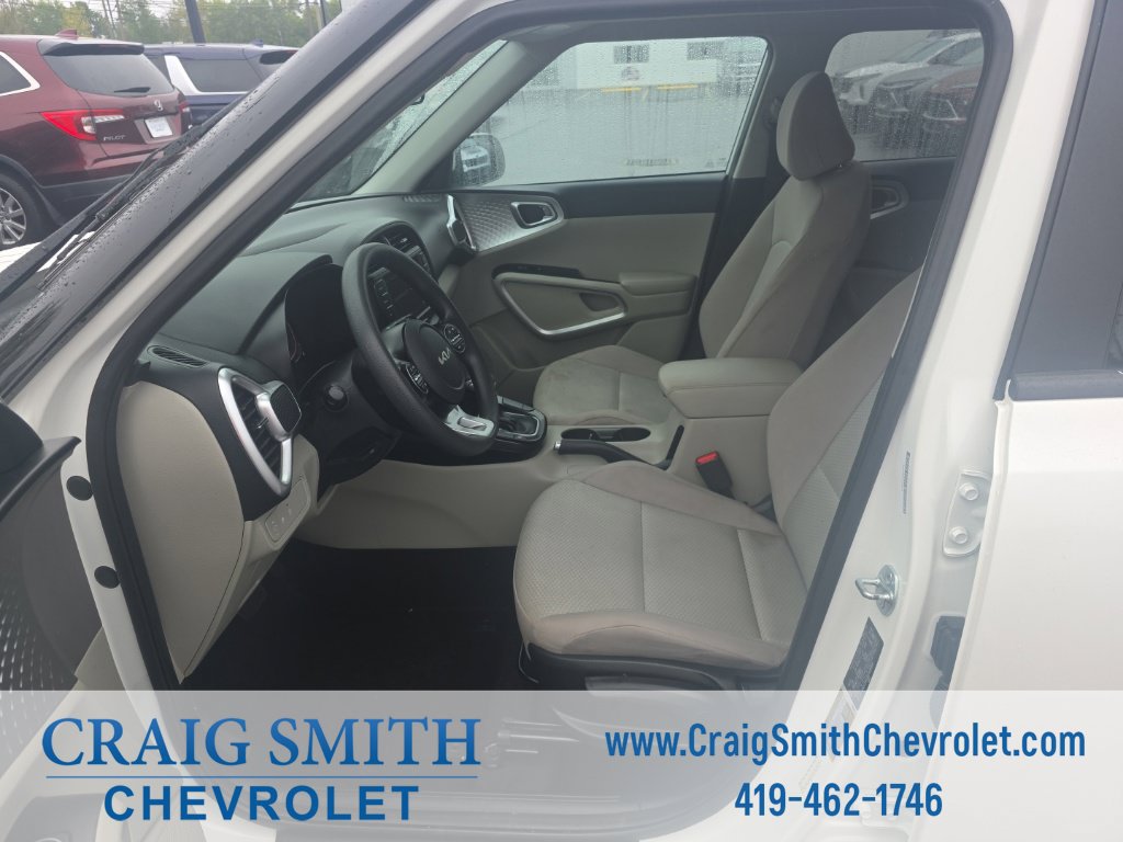 Used 2025 Kia Soul LX w/ LX Technology Package FWD image 12