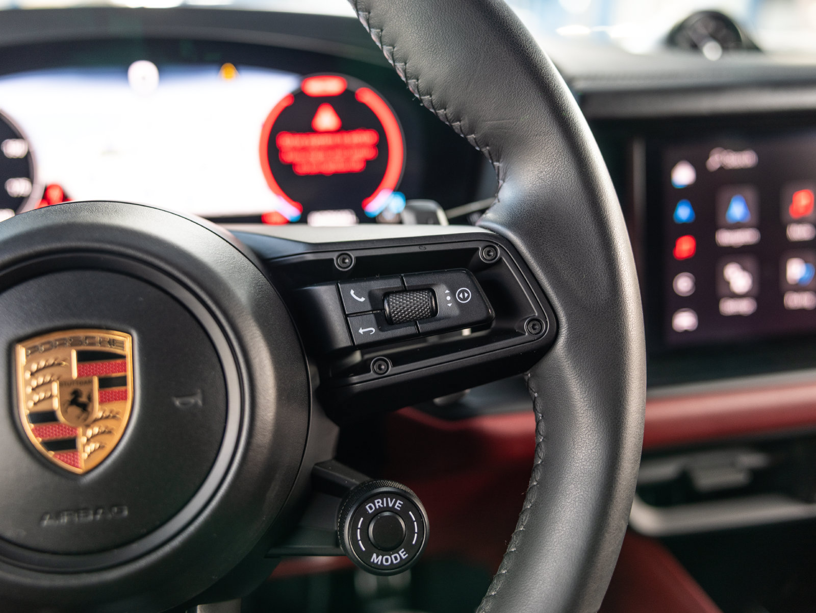 Certified 2025 Porsche Cayenne GTS AWD/4WD image 32