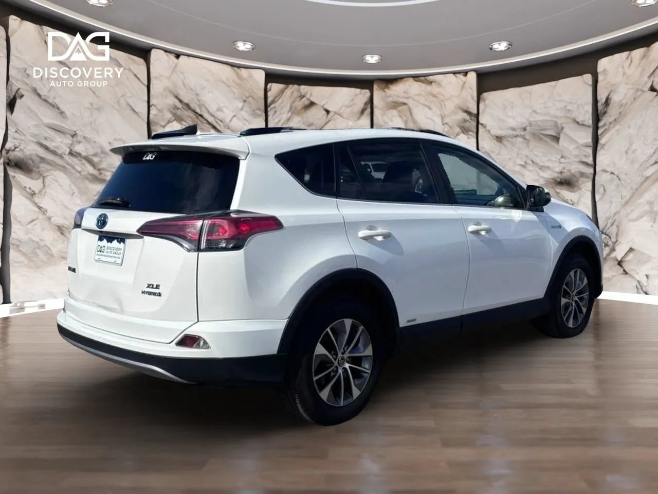 Used 2017 Toyota RAV4 XLE w/ Carpet Mat Package AWD/4WD image 4