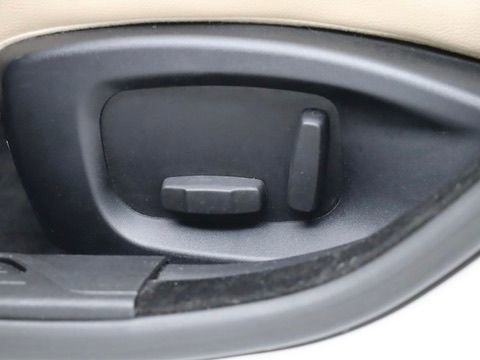 Used 2017 Jaguar XE Premium image 14