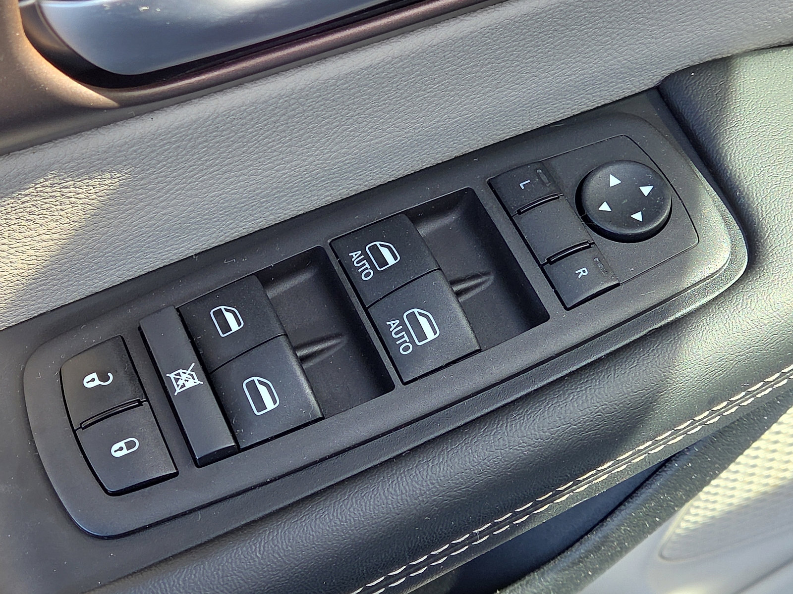 Used 2024 Chrysler Voyager LX image 11