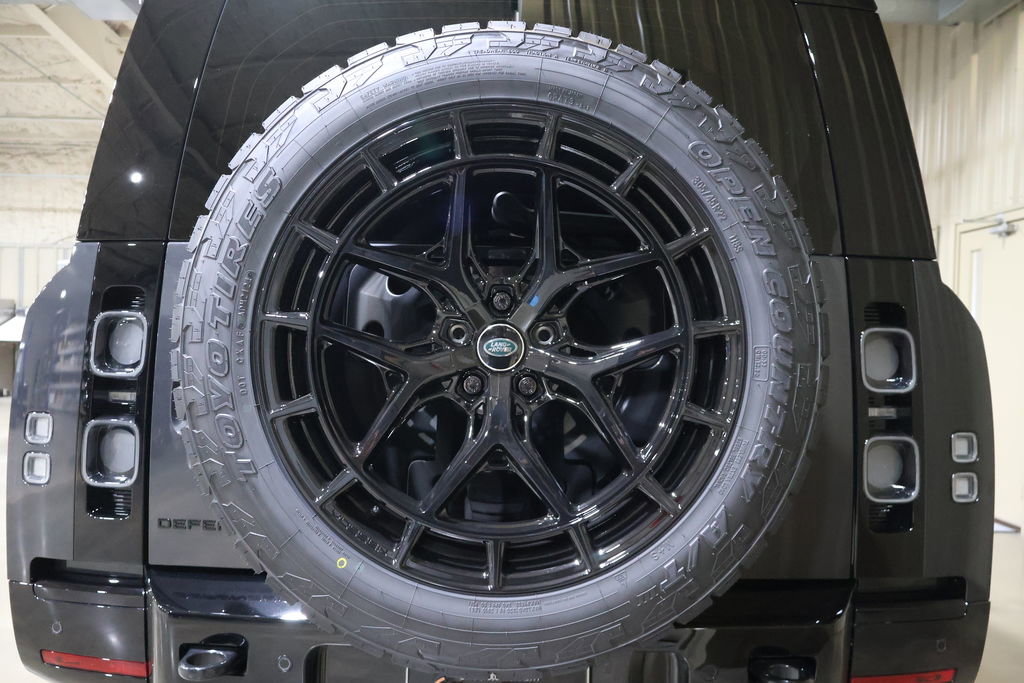 Used 2025 Land Rover Defender 130 V8 image 22