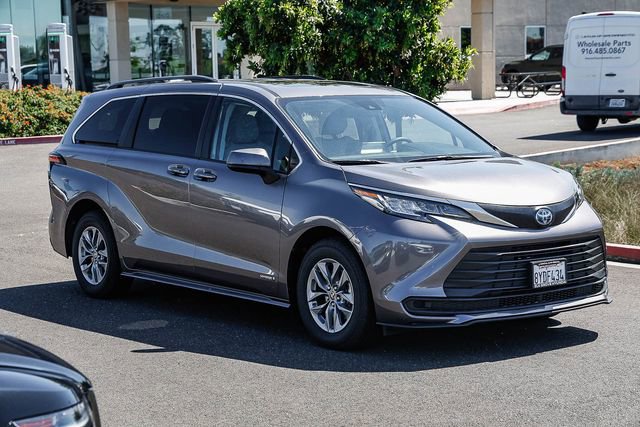 Used 2021 Toyota Sienna LE w/ LE Plus Package image 6