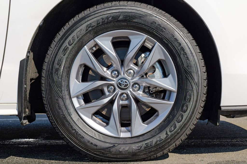 Used 2022 Toyota Sienna LE w/ LE Plus Package image 12