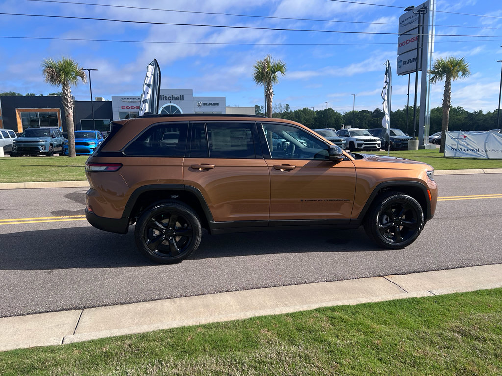 New 2026 Jeep Grand Cherokee Limited w/ Limited Altitude Package AWD/4WD image 3