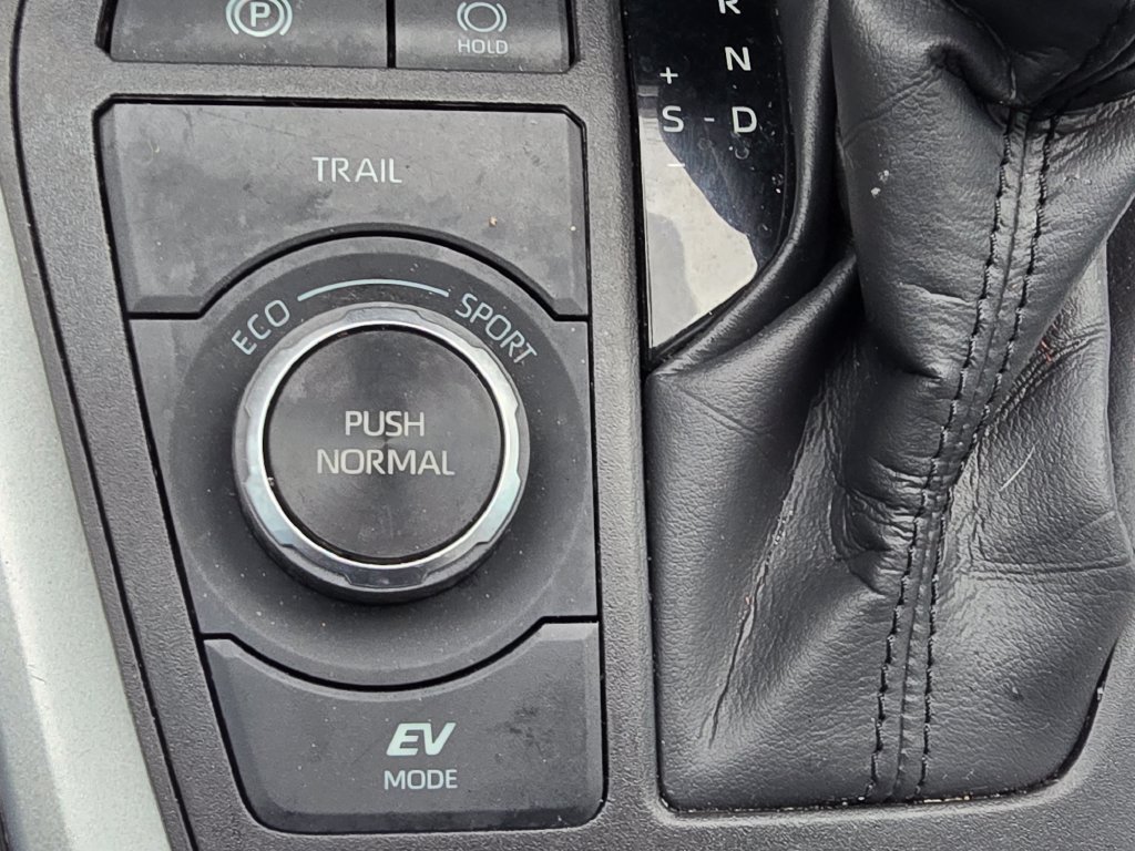 Used 2024 Toyota RAV4 LE AWD/4WD image 33