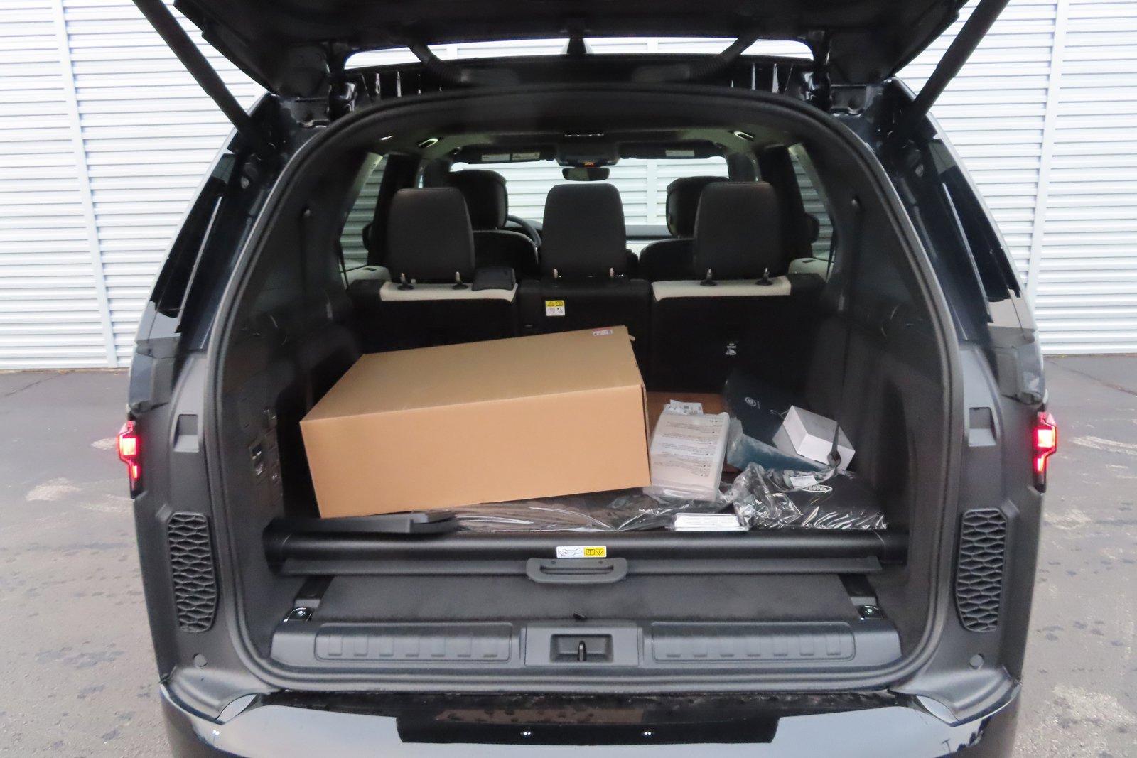 New 2024 Land Rover Discovery Dynamic SE image 25