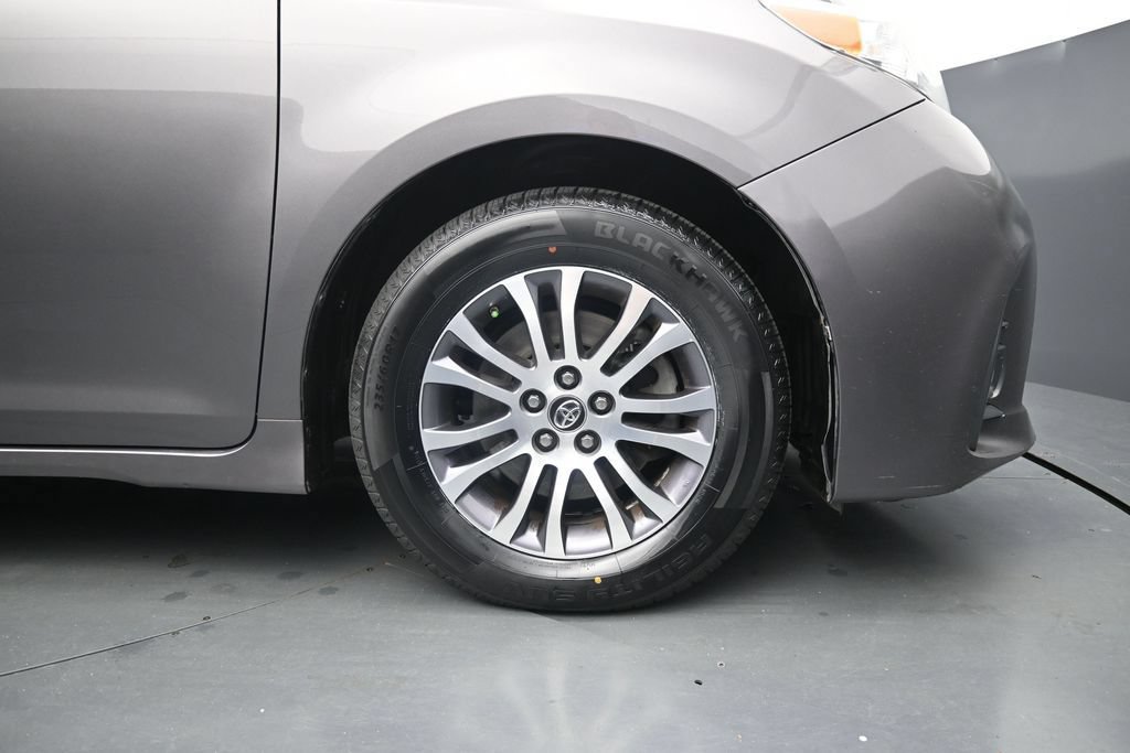Used 2018 Toyota Sienna XLE w/ XLE Navigation Package FWD image 11