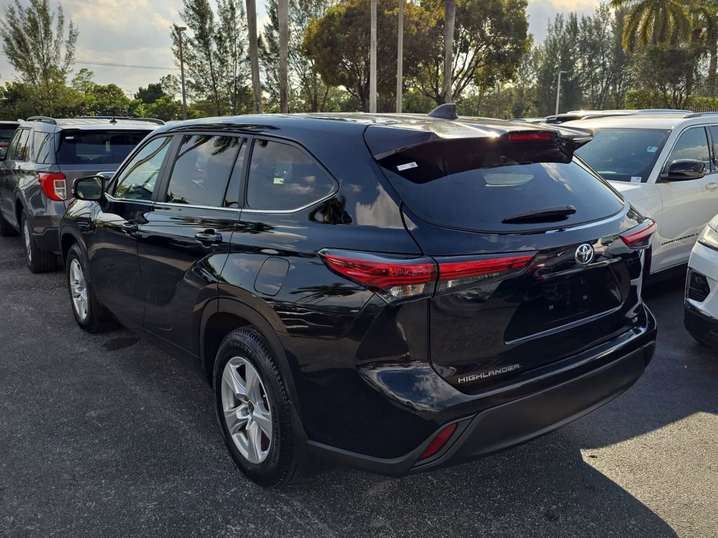 Used 2023 Toyota Highlander LE FWD image 5