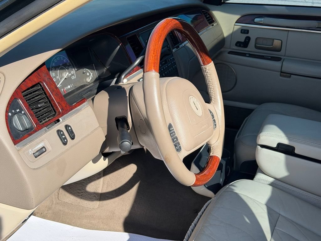 Used 2003 Lincoln Town Car Signature RWD image 18