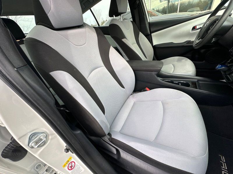 Used 2020 Toyota Prius XLE image 12