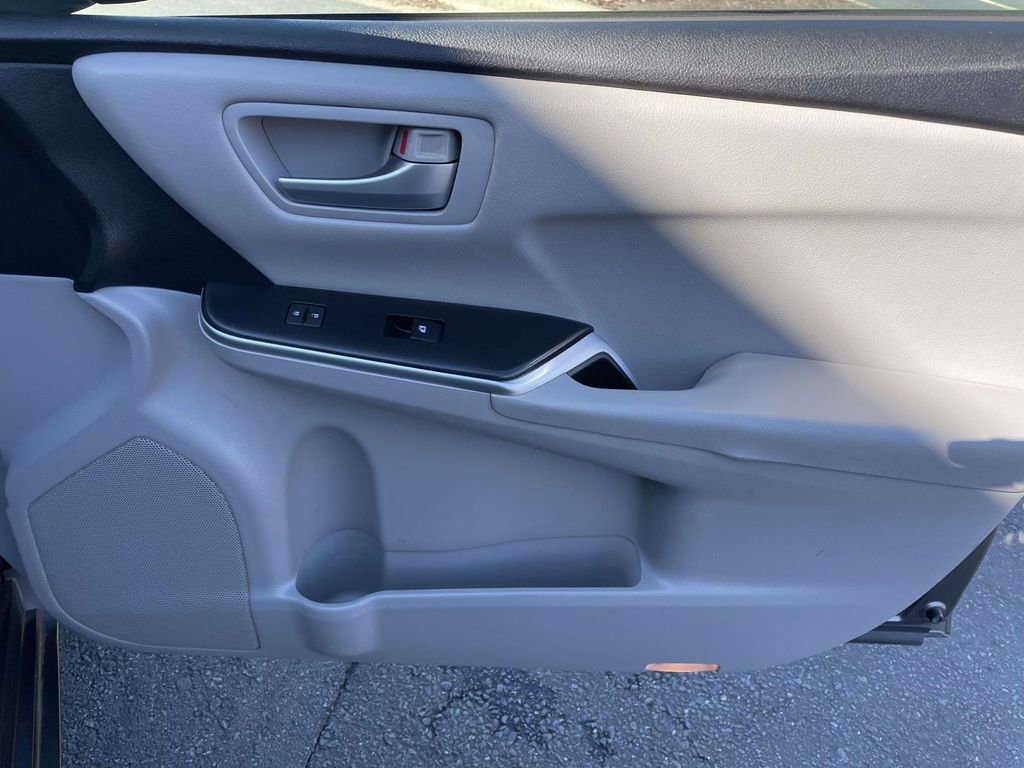 Used 2015 Toyota Camry LE image 44