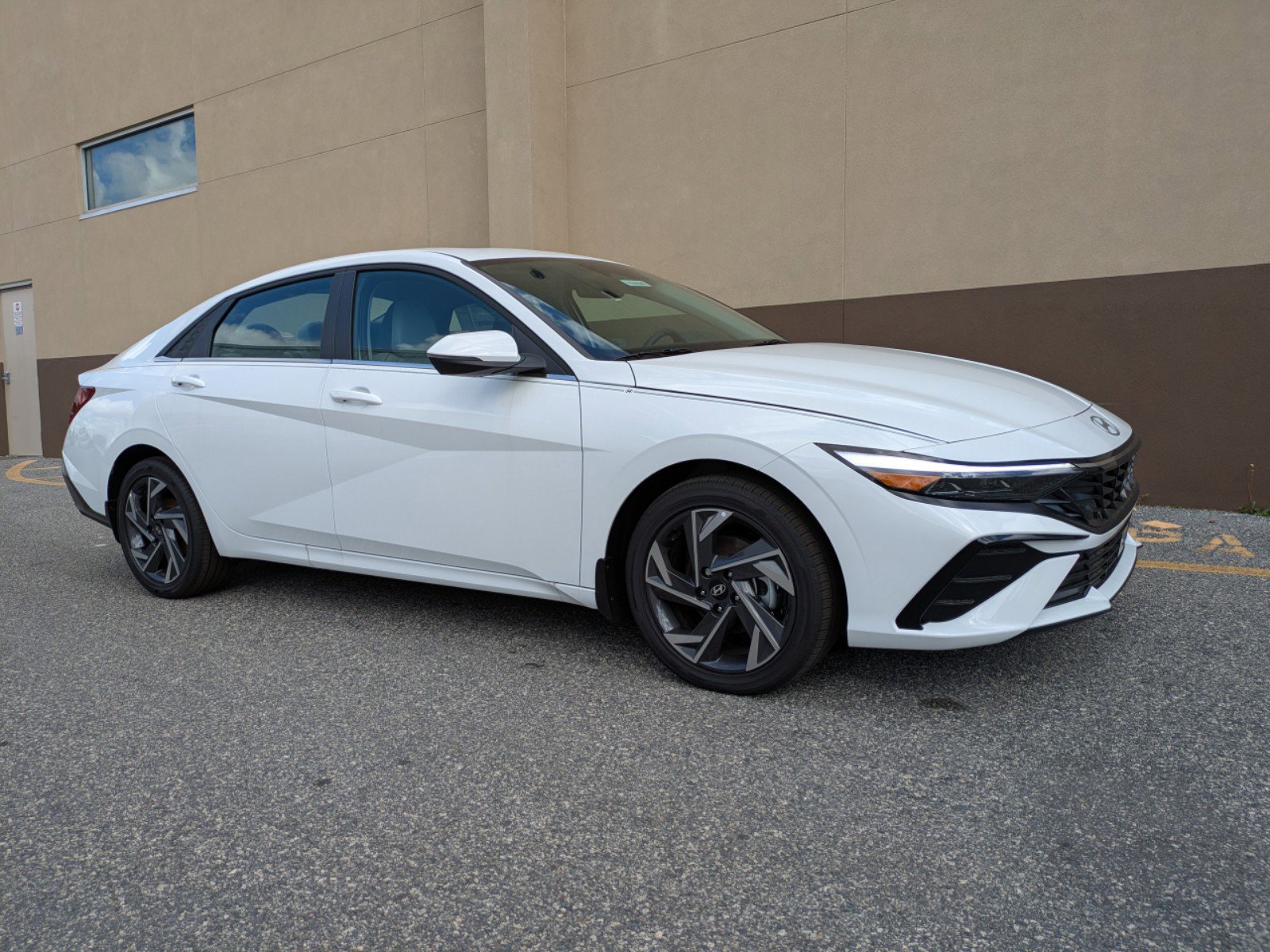 Used 2025 Hyundai Elantra Limited image 2