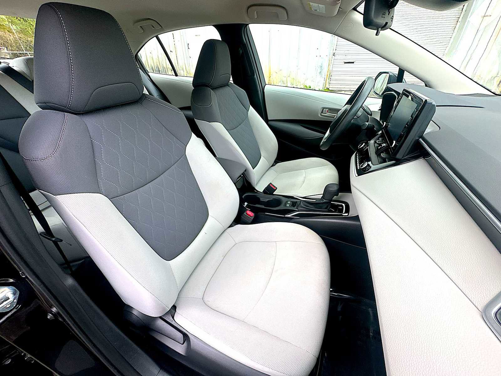 Used 2022 Toyota Corolla LE image 24