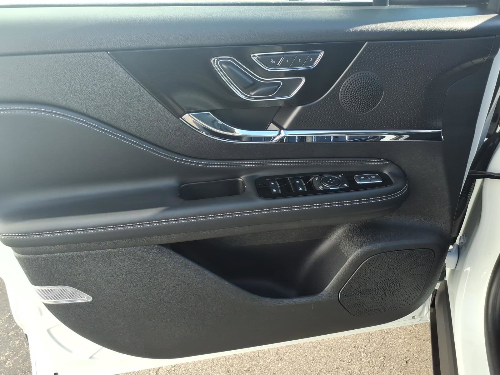 Certified 2024 Lincoln Corsair AWD image 11