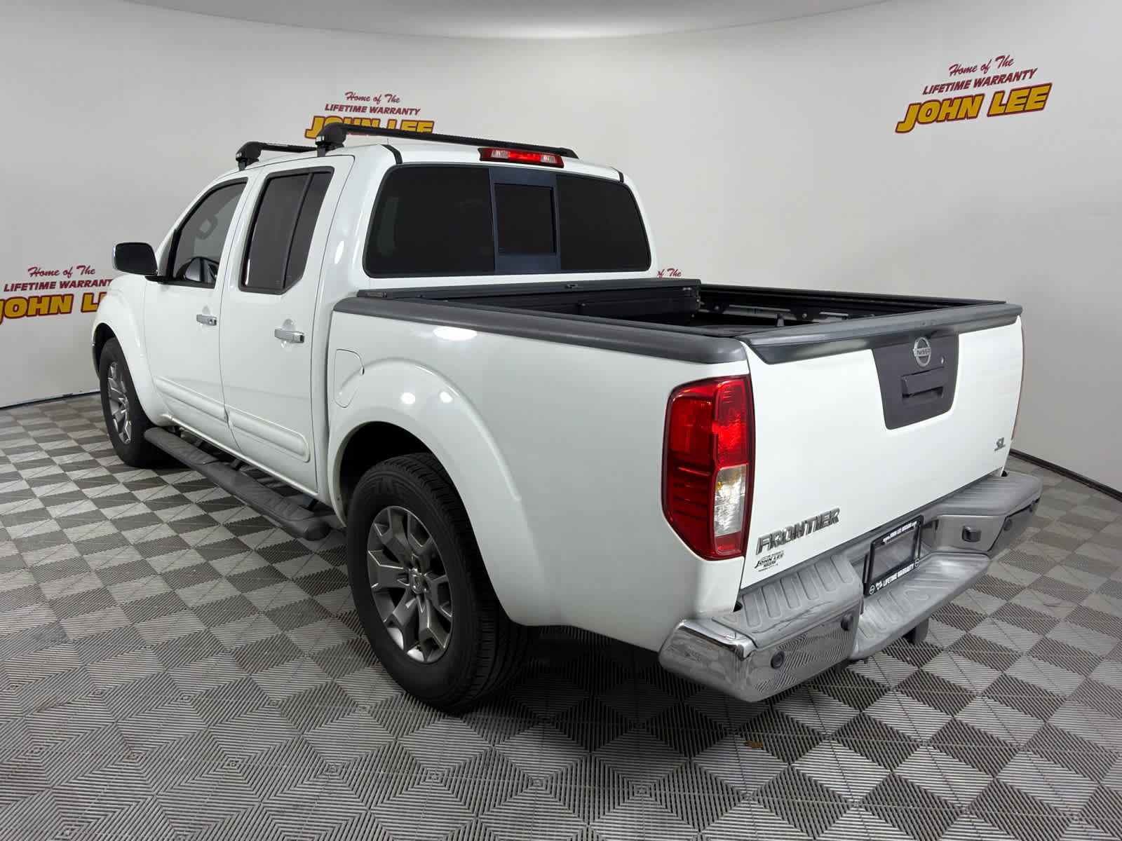 Used 2015 Nissan Frontier SL w/ Moonroof Package RWD image 3