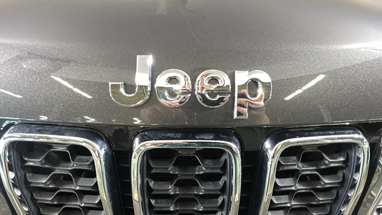 Used 2019 Jeep Grand Cherokee Laredo AWD/4WD image 9