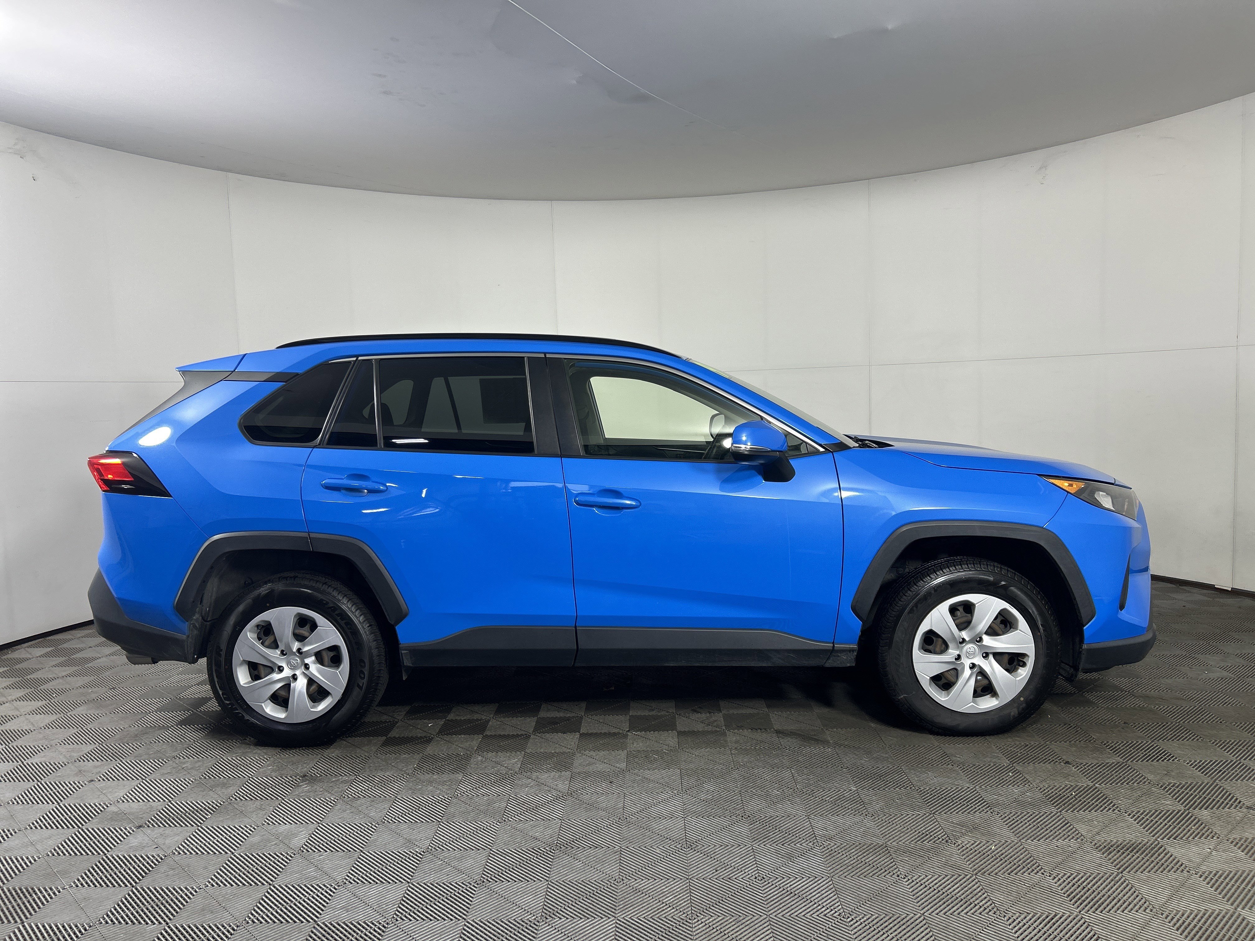 Used 2019 Toyota RAV4 LE image 11