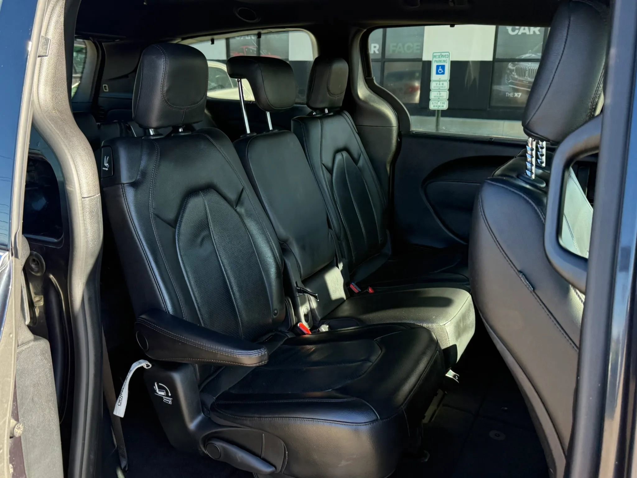 Used 2020 Chrysler Pacifica Touring-L FWD image 27