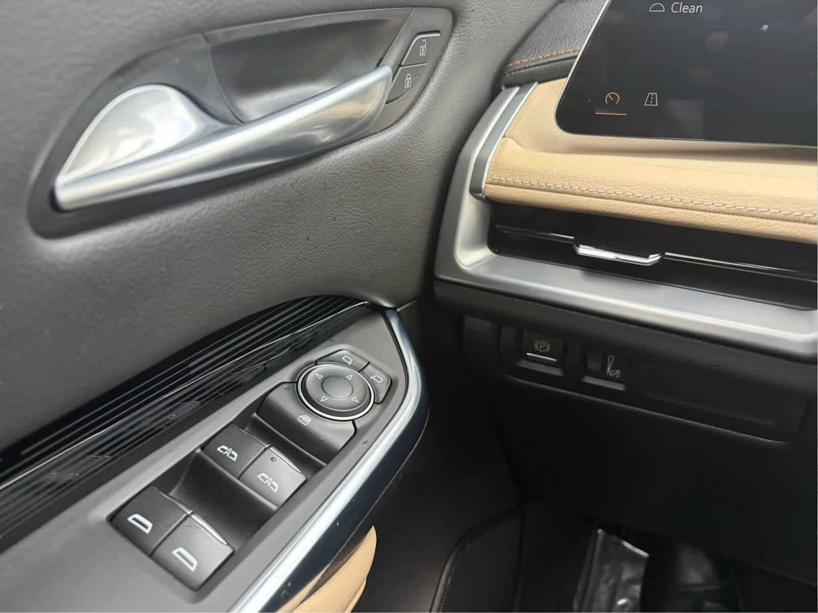 Used 2024 Cadillac XT4 Luxury w/ Cold Weather Package AWD/4WD image 13