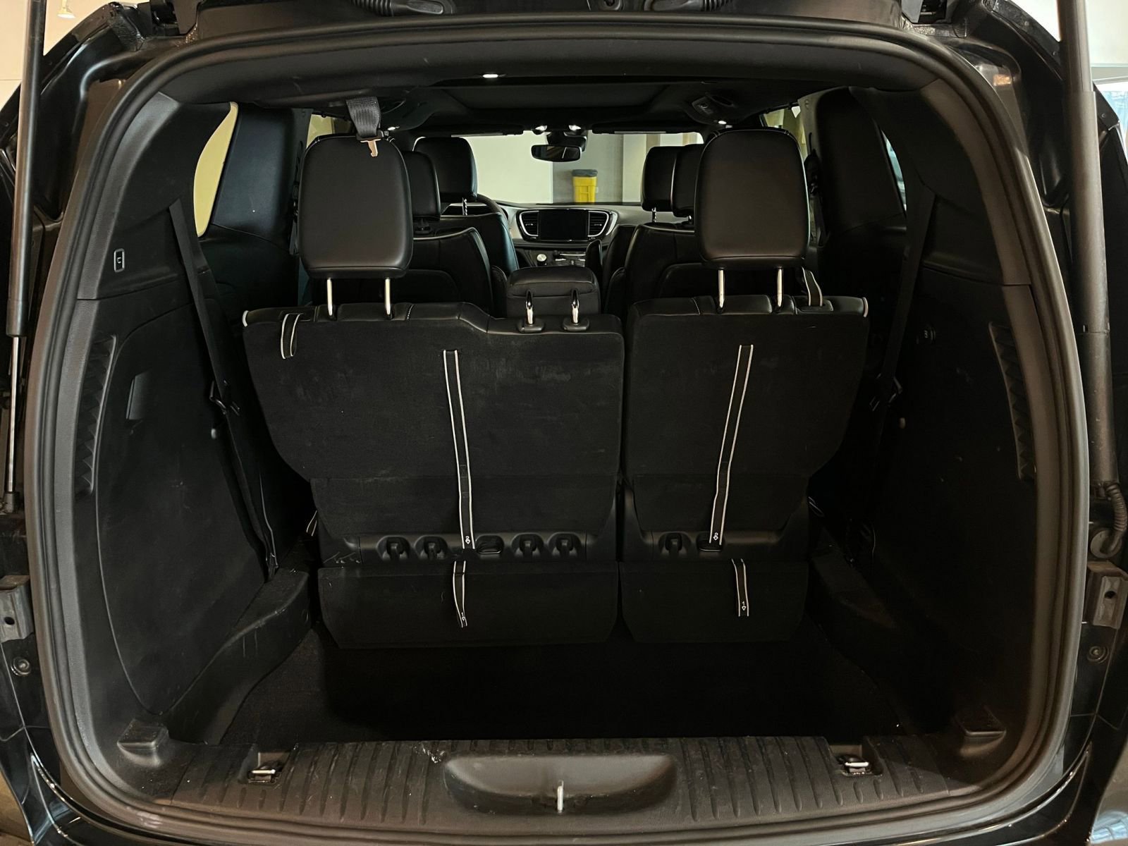 Used 2025 Chrysler Pacifica Limited image 35