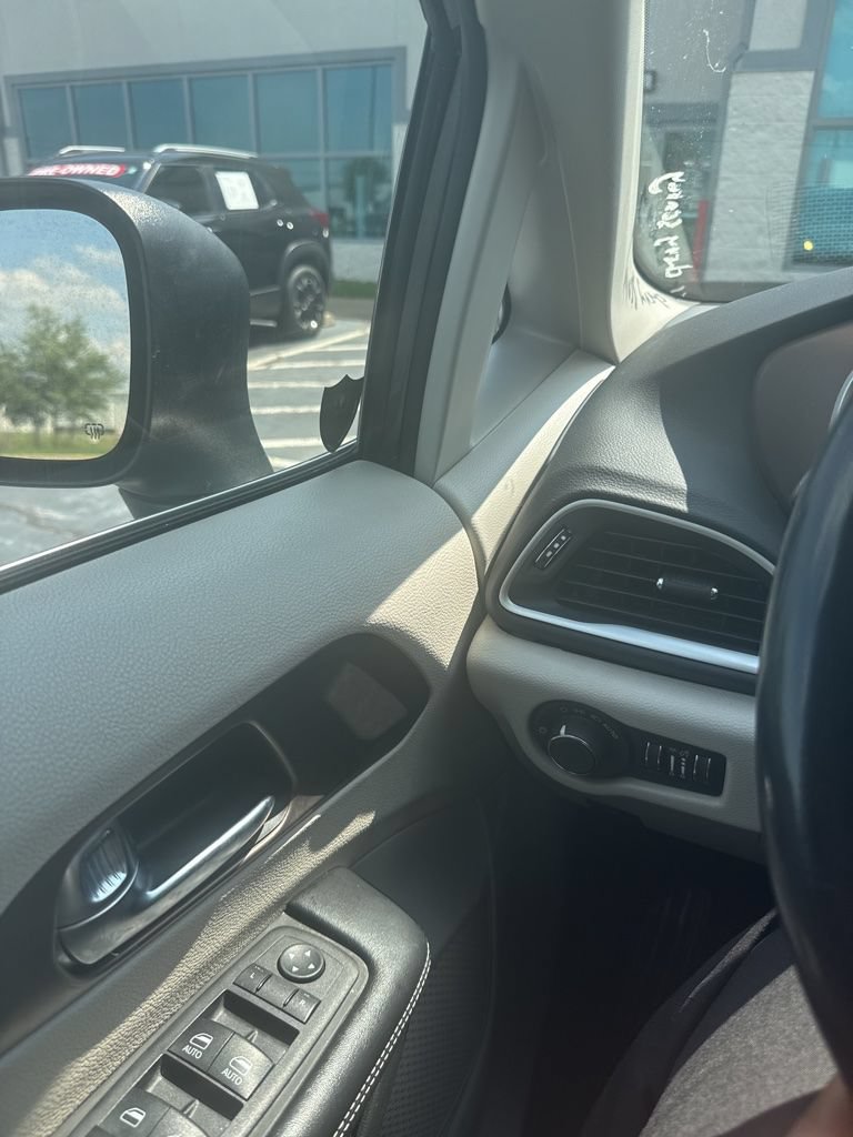 Used 2023 Chrysler Voyager LX FWD image 19