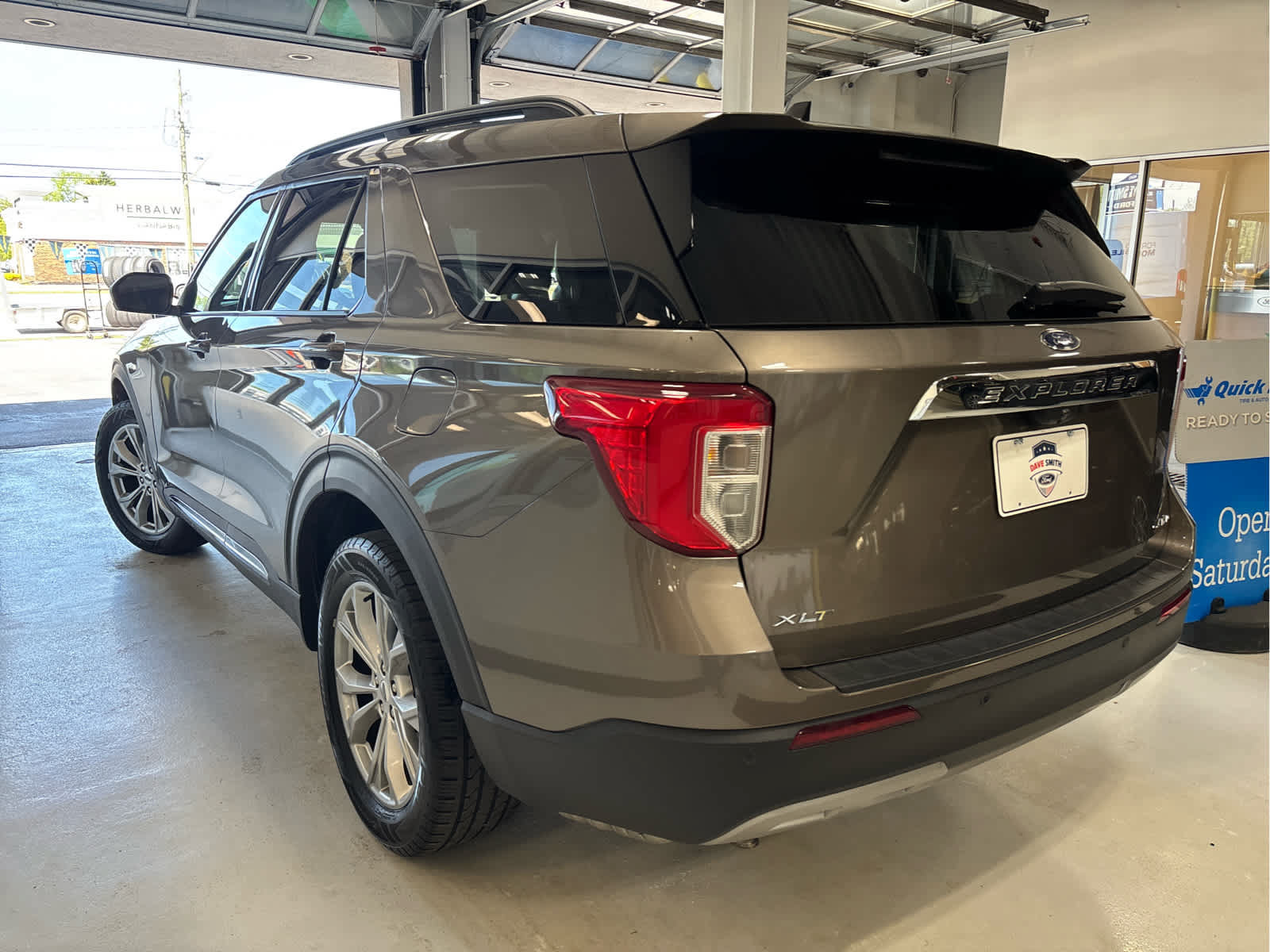 Used 2021 Ford Explorer XLT w/ Equipment Group 202A AWD/4WD image 6