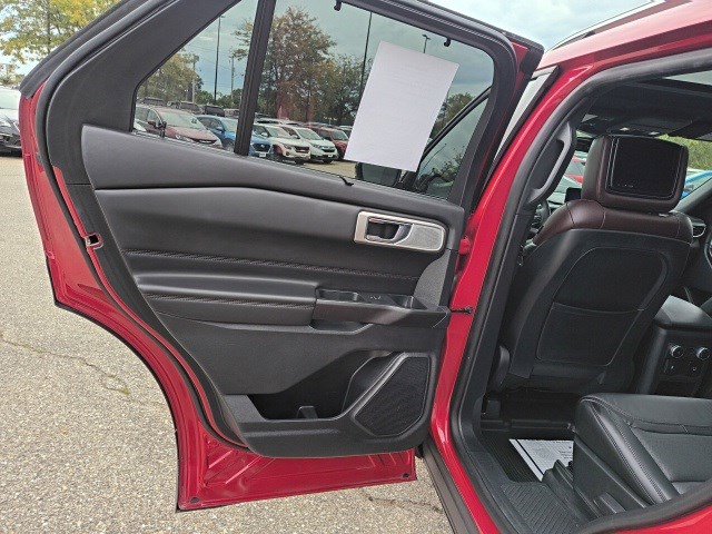 Used 2020 Ford Explorer Platinum w/ Premium Technology Package image 13