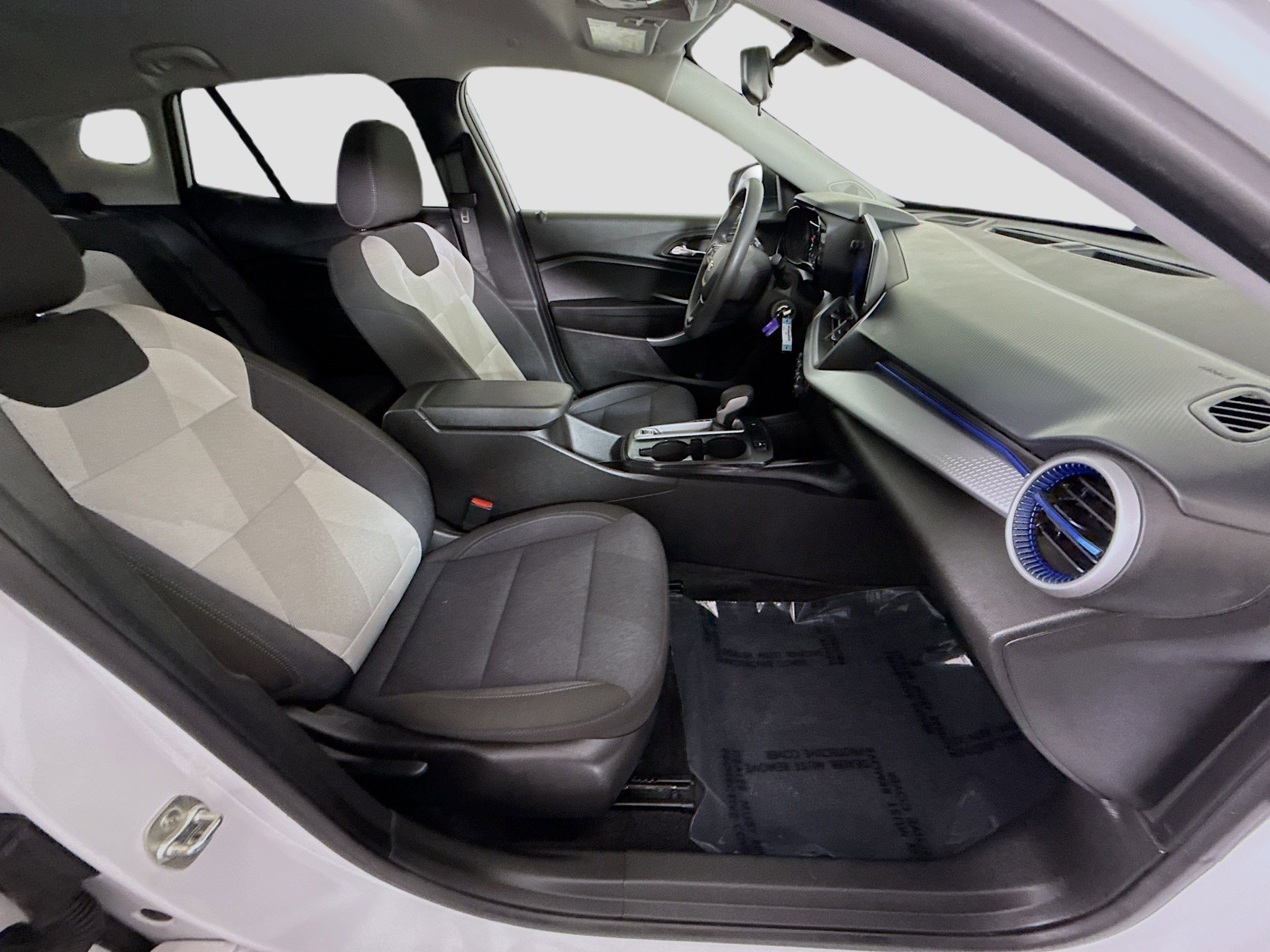 Used 2024 Chevrolet Trax LS image 28