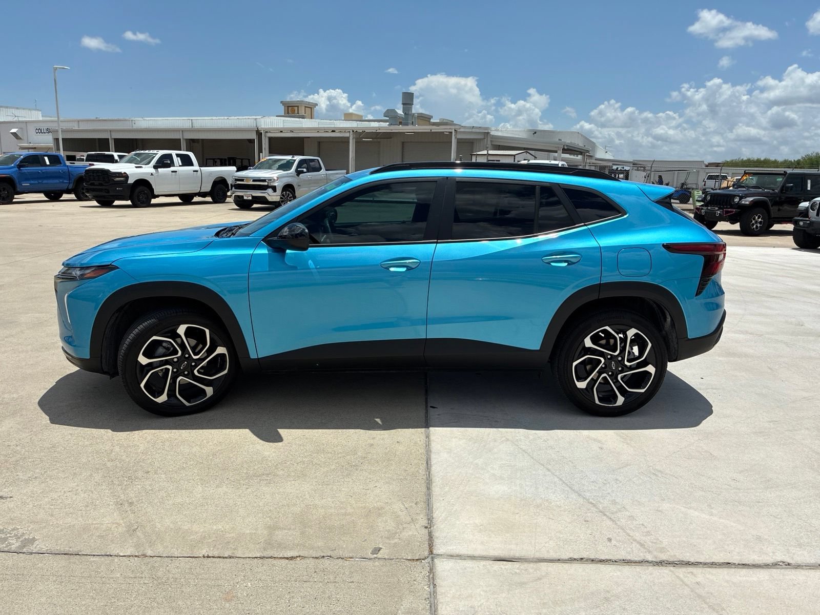Used 2025 Chevrolet Trax RS w/ Sunroof Package FWD image 5