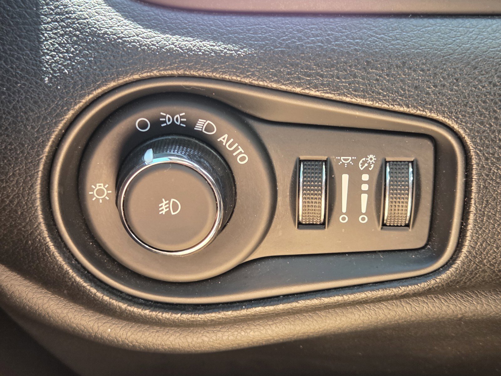Used 2019 Jeep Renegade Latitude FWD image 17