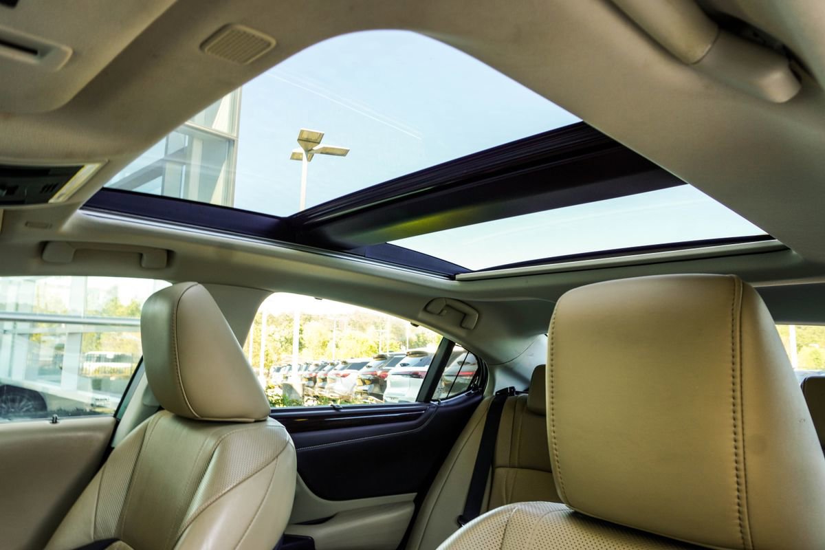 Used 2021 Lexus ES 350 Ultra Luxury w/ Accessory Package image 39