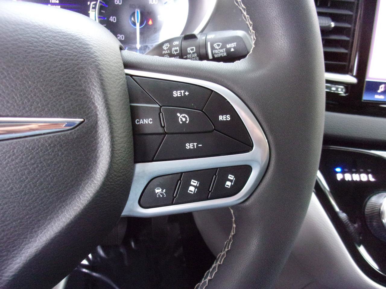 Used 2023 Chrysler Pacifica Touring-L image 22