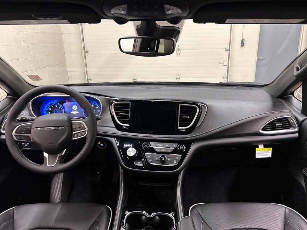 New 2027 Chrysler Pacifica Limited FWD image 20