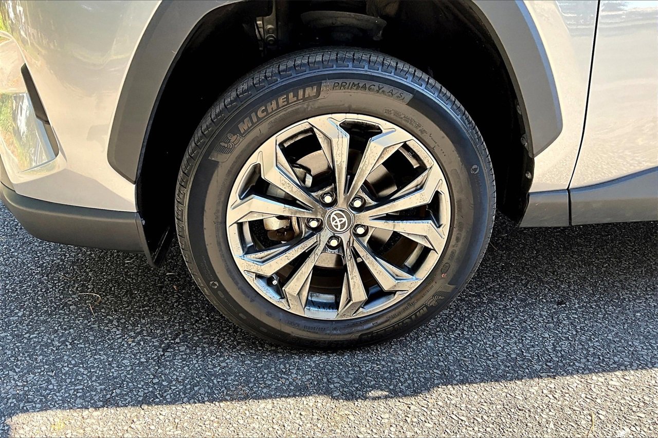 Used 2022 Toyota RAV4 XLE Premium image 33