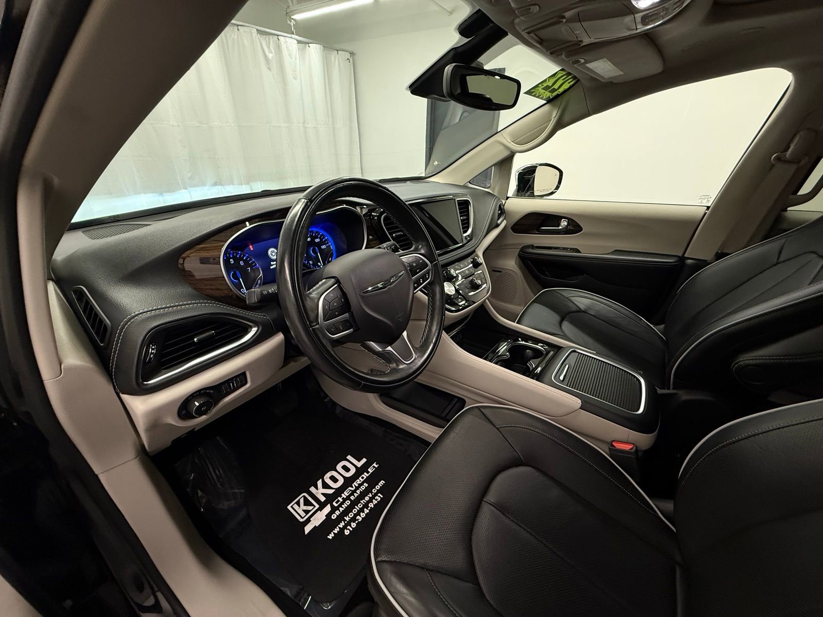 Used 2022 Chrysler Pacifica Limited image 11