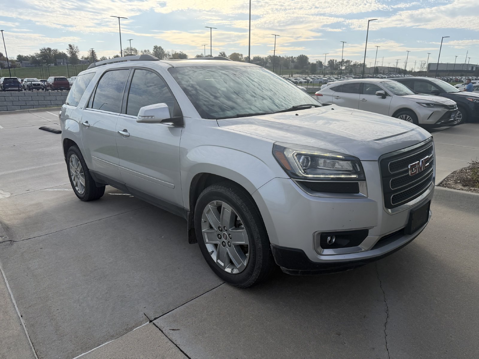 Used 2017 GMC Acadia Limited SLT AWD/4WD image 4