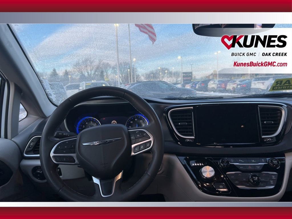 Used 2024 Chrysler Pacifica Touring-L FWD image 29