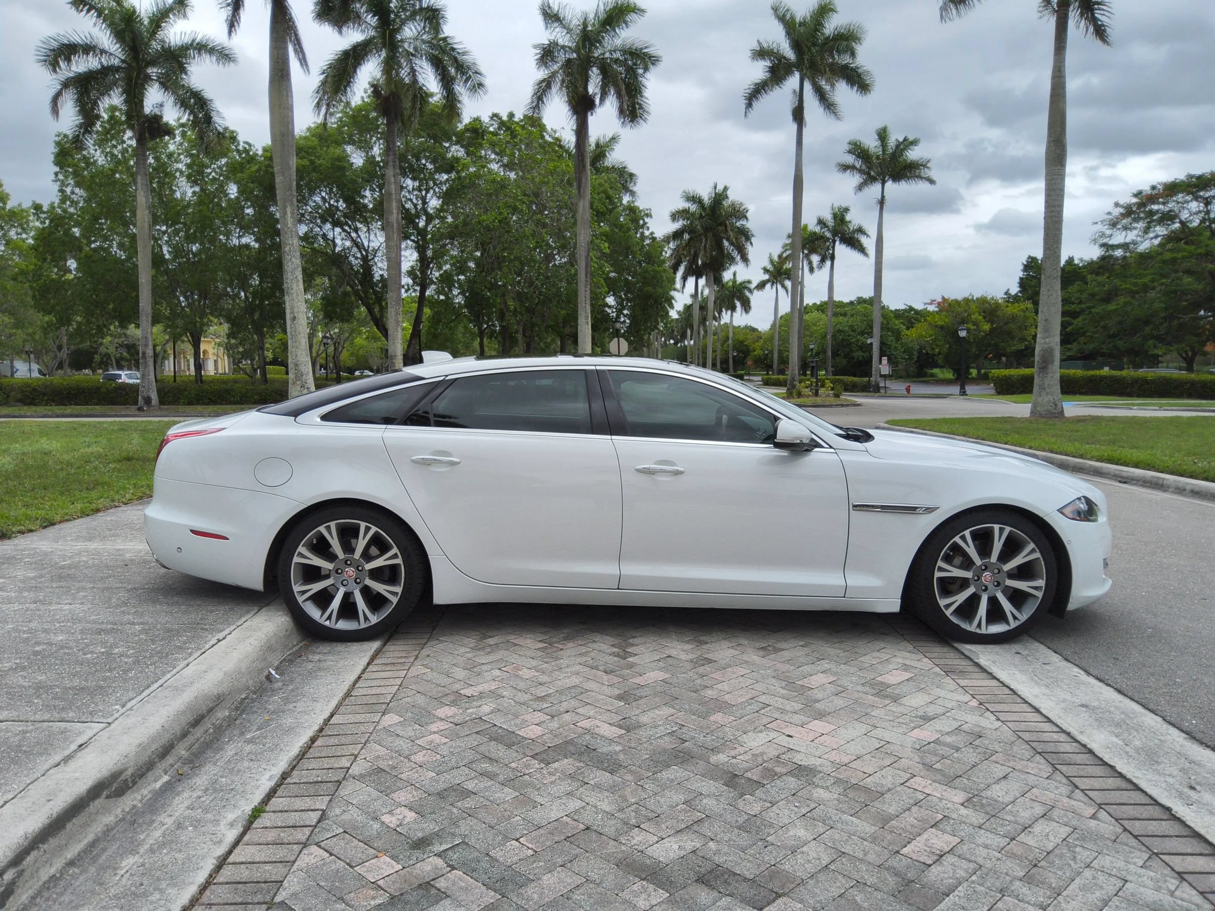 Used 2019 Jaguar XJ L Portfolio RWD image 8