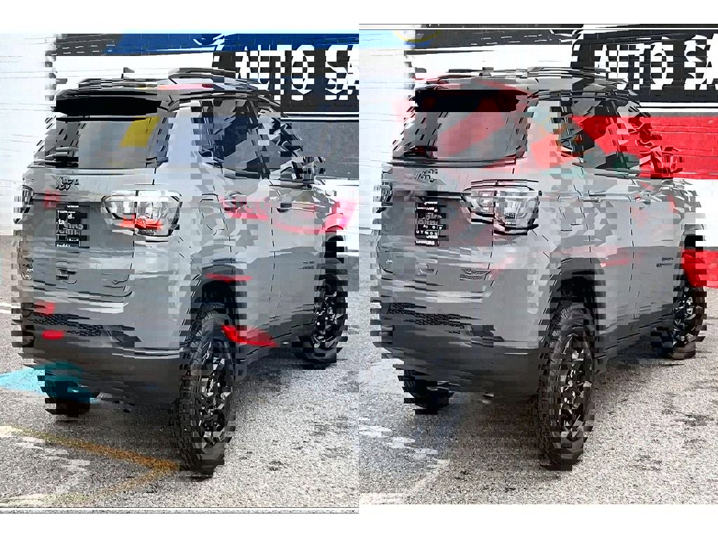 Used 2023 Jeep Compass Trailhawk image 2