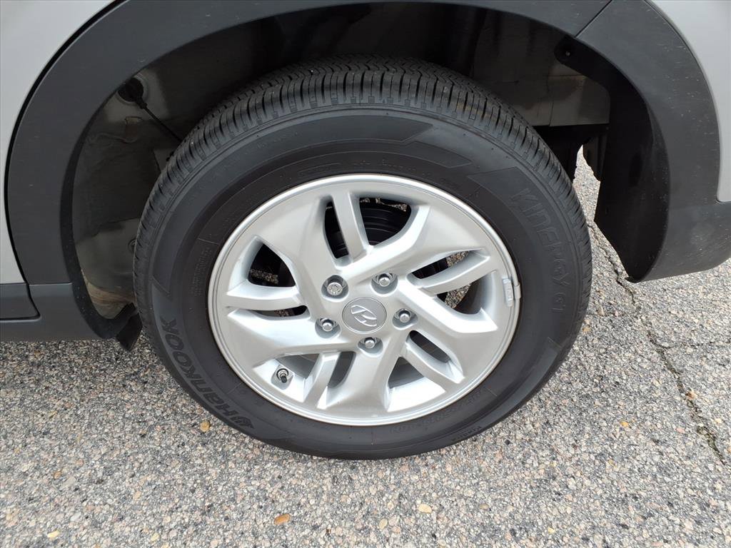 Used 2025 Hyundai Venue SE image 6