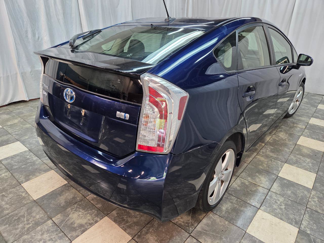 Used 2015 Toyota Prius Five w/ Advanced Technology Package FWD image 5