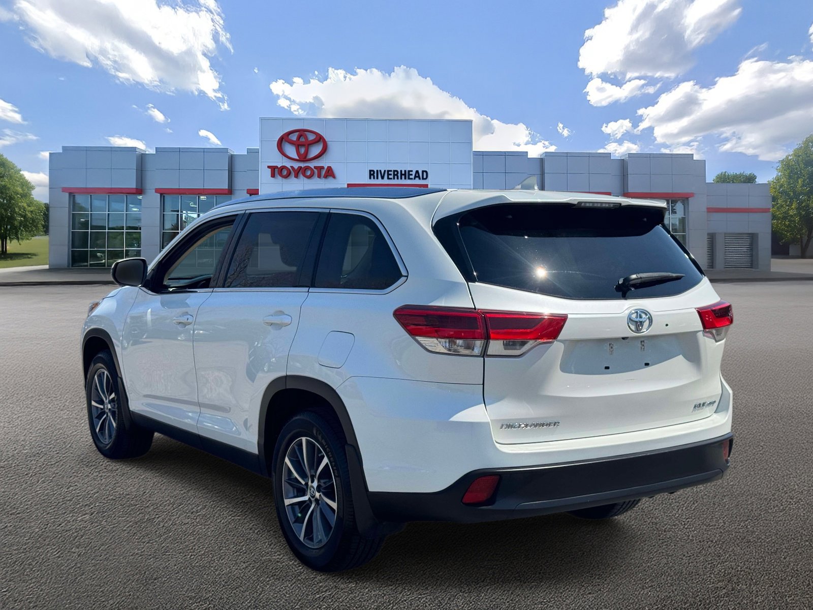 Used 2019 Toyota Highlander XLE image 4