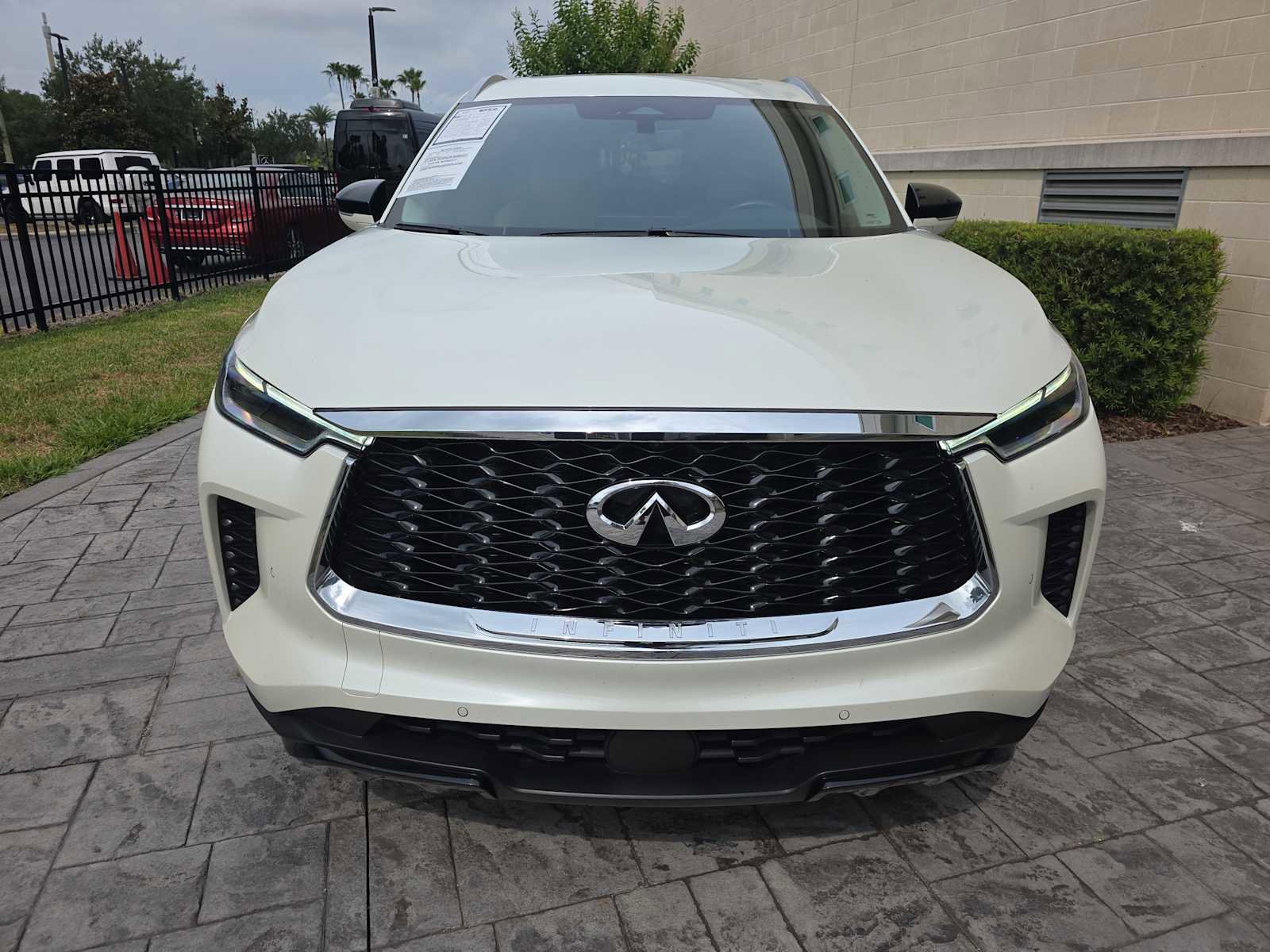 Used 2023 INFINITI QX60 Luxe w/ Cargo Package AWD/4WD image 2