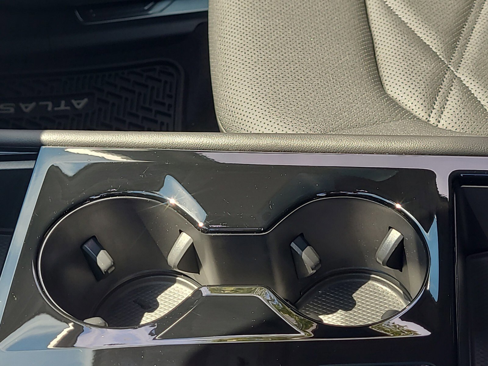 Used 2025 Volkswagen Atlas SE image 18